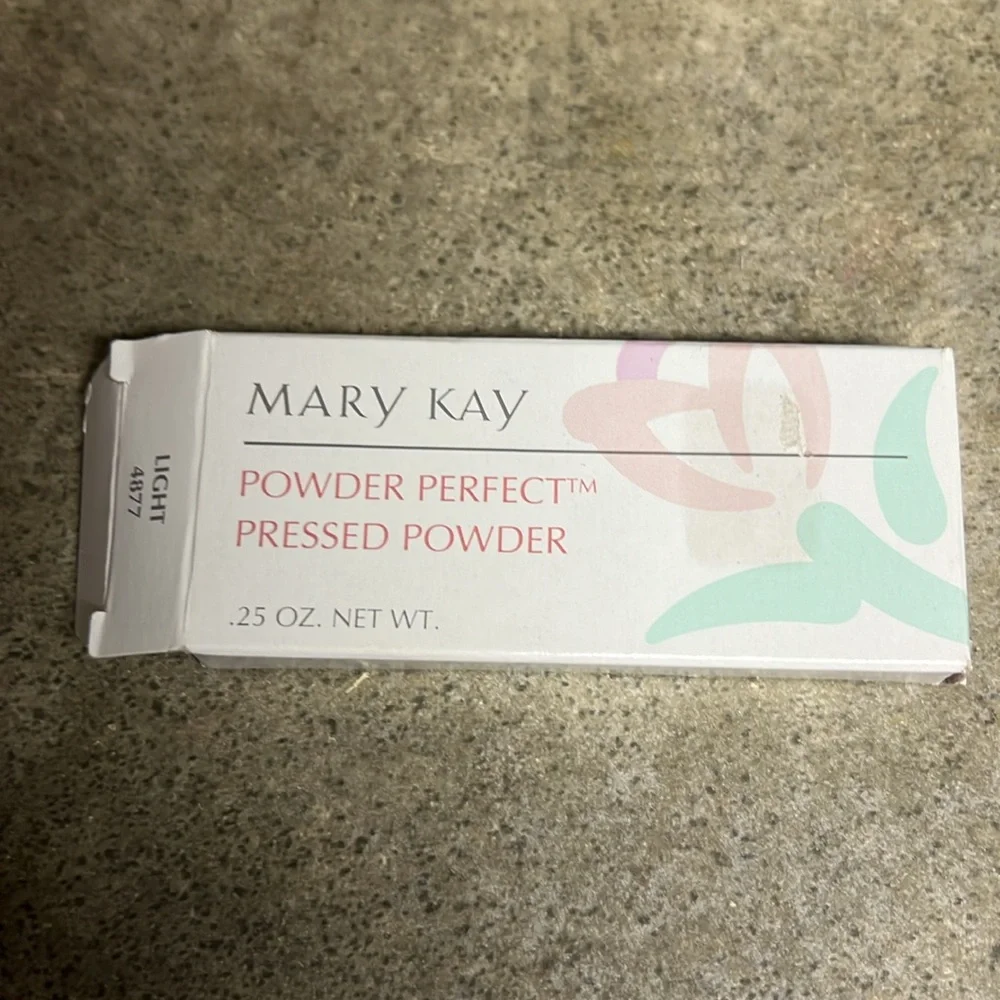 NWT Mary Kay Powder Perfect Pressed Powder Light 4877